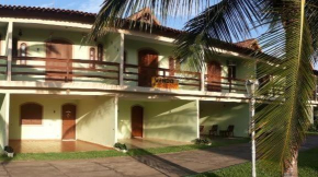 Casa agradável com 3 suítes em condomínio a 150 metros da praia